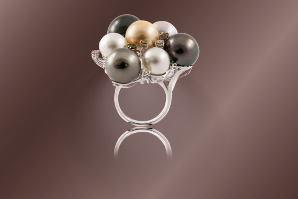 Oro bianco 18 Kt, perle australiane e tahiti, brillanti multicolor