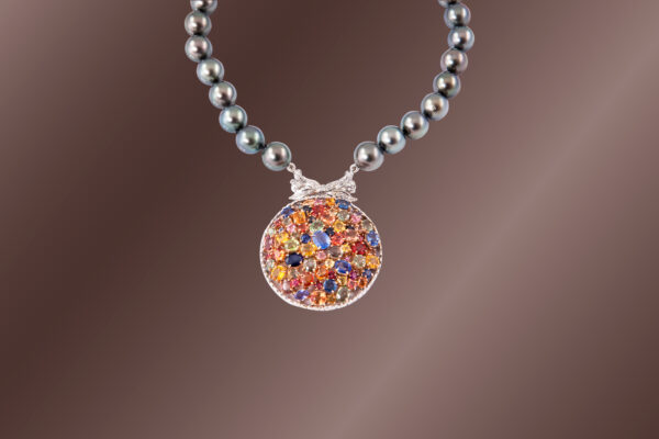 Oro bianco 18 Kt, brillanti, perle tahiti e zaffiri multicolor