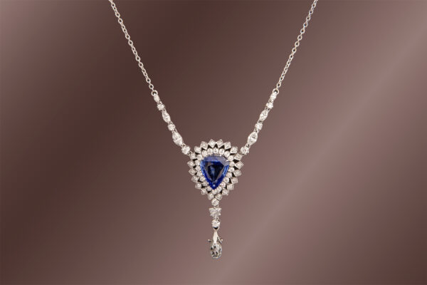 Oro bianco 18 Kt, zaffiro naturale e brillanti
