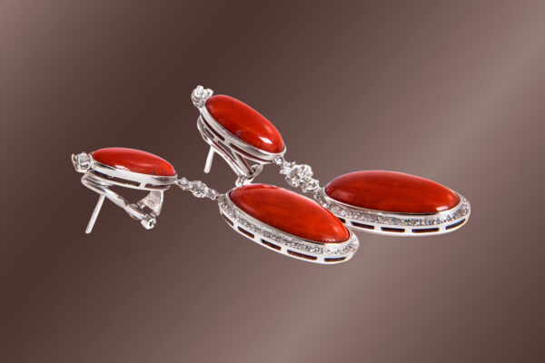 Oro bianco 18 Kt, brillanti e corallo rosso